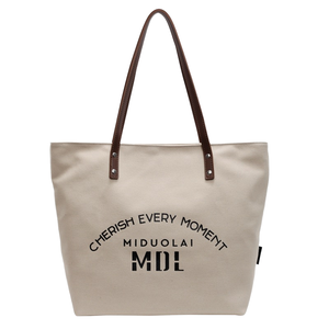 Sac fourre-tout en toile personnalisé portable avec poignées en cuir, fermeture ouverte et décorations en chaînes - Product Image 1