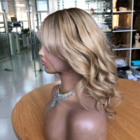Peluca Corta Ondulada y Voluminosa, Ombre Marrón a Rubio, de Cabello Humano con Línea de Cabello Natural para Uso Diario y Fiestas, Peluca Ondulada Natural Rubio Ceniza