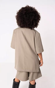 <span class=keywords><strong>Blazer</strong></span> Oversize Beige da Donna Personalizzato OEM - Giacca a Maniche Corte con Chiusura a Bottoni per un Look Chic e Senza Sforzo - Product Image 2