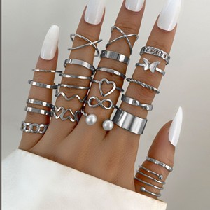 Set di 21 Anelli Impilabili per Donne, Gioielli alla Moda con Farfalle, Foglie, Cuori e Forme Geometriche - Product Image 1