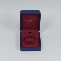 Boîte à bijoux personnalisée en bois miniature rectangulaire ou carrée pour bracelet avec un design minimaliste et profondement personnalisé