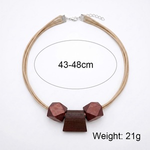 Collier minimaliste à trois brins en corde de cuir, perles en bois polygone bicolores, ornement de cou décontracté vintage pour femme - Product Image 4