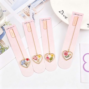 Marcapáginas Vintage con Flores Secas Reales en Forma de Corazón, Cadena de Aleación, Adorno para Amantes de la Lectura, Regalo de Recuerdo - Product Image 1