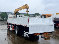 Nouvelle grue montée sur camion FAW 4x2 de 4 tonnes à 4 sections pour la construction, le levage et le transport de marchandises