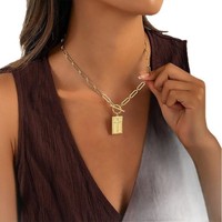 Collier pendentif croix carrée de luxe de style européen et américain, design de niche léger avec boucle polyvalente, chaîne de clavicule, accessoire tendance