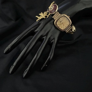 นาฬิกาข้อมือแฟชั่นวินเทจสำหรับผู้หญิง ดีไซน์เก๋ไก๋ ประดับด้วยดอกไม้เคลือบสีเงินและโรสโกลด์ พร้อมคริสตัล สายปรับได้ ตัวเรือนแก้ว - Product Image 5