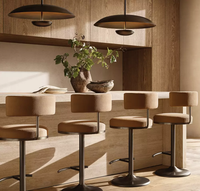 Tabouret de bar pivotant moderne avec dossier rembourré réglable en hauteur, repose-pieds incurvé, piétement à disque et structure en métal brossé pour usage domestique