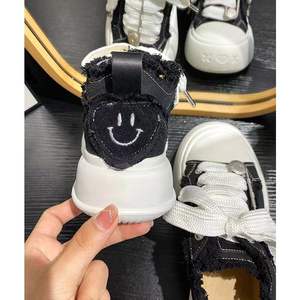 Baskets de course à visage de sourire plat personnalisé pour femmes hiver chaussures décontractées à plate-forme déchirées avec style de marche - Product Image 4