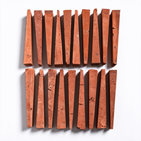 Carreaux muraux extérieurs en céramique antidérapants en poterie rouge trapézoïdale moderne 45x210mm finition mate pour usage extérieur hôtelier
