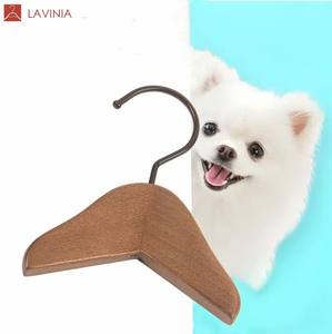 Cintres modernes en bois de petite taille Lavinia pour chats, chiens et lapins, avec crochets et rails en acier inoxydable, spécialement conçus pour les poupées et animaux de compagnie. - Product Image 1