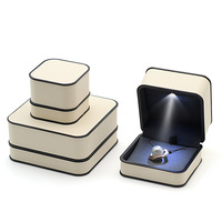 Boîte à bijoux personnalisée en PU Boîte à bijoux cadeau avec lumière LED et mode simple à regarder boîte à bijoux bague/boucle d'oreille/collier pouvant être apportée