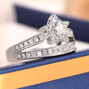 Anillo de Diamantes Plateado T0206, Corte Princesa, Color G Natural, Anillo de Compromiso para Mujer con Piedras Laterales - Product Image 3