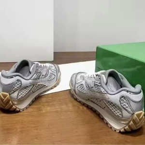 รองเท้าผ้าใบแฟชั่นสำหรับทุกเพศ ดีไซน์เนอร์คุณภาพสูง แบบผูกเชือก หน้าผ้าตาข่าย น้ำหนักเบา ปิดนิ้วเท้าอย่างนุ่มนวล ระบายอากาศได้ดี - Product Image 6