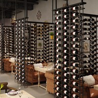 Présentoir à vin pour restaurant et bar, avec cloison de séparation et décoration créative en écran, pour une présentation de l'entrée à la sortie