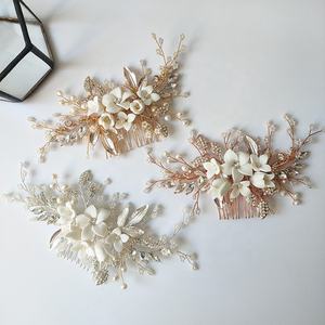 Elegante Pettine <span class=keywords><strong>per</strong></span> Capelli in Ceramica con Fiori e Foglie e Perle d'Acqua Dolce, Accessorio da Donna <span class=keywords><strong>per</strong></span> Sposa e Damigella, Regalo <span class=keywords><strong>per</strong></span> Matrimonio - Product Image 2