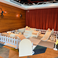 Ensemble de jeux modulaire en mousse beige et blanc, fosse à balles, toboggan, pont d'escalade, capacité 200 kg, pour locations de fêtes d'enfants, jeux d'intérieur