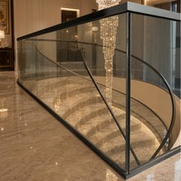 Système de clôture en verre en forme de U pour la zone de bord de piscine avec panneaux stratifiés sécurisés et construction minimaliste en aluminium