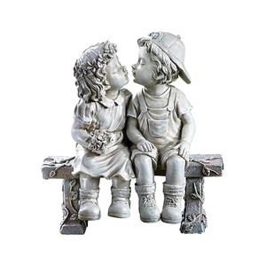 Statue de garçon et de fille charmante, premier baiser, amour de chiot, couple s'embrassant, sculpture de jardin - Product Image 1