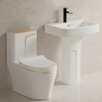 Ensemble de sanitaires de luxe en céramique : WC monobloc, lavabos de salle de bain ligne or et cuvette de toilette