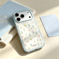 Coque de téléphone transparente et fraîche avec de petits motifs floraux, adaptée aux iPhones dans un style mignon et artistique.