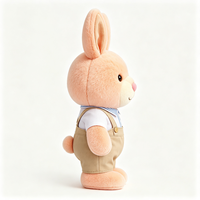 Adorable lapin en peluche, poupée en peluche, style preppy, chemise kaki, pantalon à bretelles, tenue douce, jouet en peluche de haute qualité