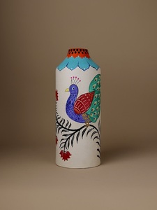 Vase décoratif en céramique peint à la main Madhubani Peacock, artisanat de poterie, récipient en poterie artisanale avec des motifs artistiques folkloriques complexes - Product Image 1