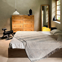 Cadre de lit en bois massif Wabi Sabi, lit plateforme moderne et luxueux à profil bas pour projet de designer