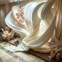 Fleurs artificielles géantes en organza de soie 3D, installation artistique faite à la main pour la décoration de la toile de fond de la cérémonie de mariage