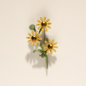 Broche de lujo con diseño de flor de margarita dorada y piedra de ámbar para mujer, regalo de joyería, diseño de planta, aleación de zinc, chapado en oro. - Product Image 4
