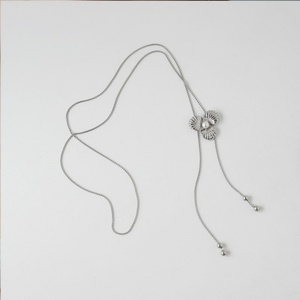 Collier pendentif fleur en acier inoxydable de haute qualité pour femme, plaqué or avec chaîne à maillons résistante à la décoloration, bijoux fins - Product Image 3