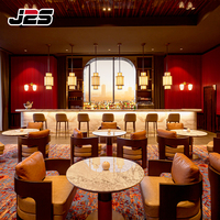 Ensemble de table en marbre et de chaises en cuir et en bois J2S, personnalisé, de luxe, moderne, pour projets hôteliers, hôtels commerciaux, restaurants