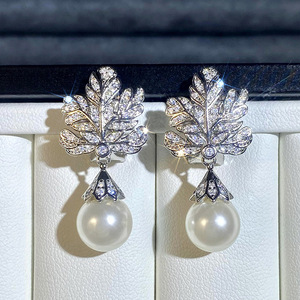 Orecchini a Foglia con Perle e Cristalli per Donne, Eleganti Accessori Ispirati alla Natura per Uso Quotidiano - Product Image 1