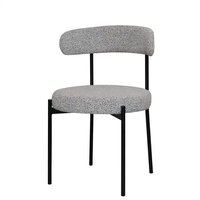 Fauteuil d'appoint moderne en tissu bouclé blanc avec dossier incurvé et pieds en métal noir pour salle à manger d'hôtel