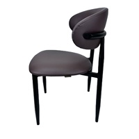 Chaise de salle à manger en cuir brun foncé fabriquée en Chine - Dossier incurvé, pieds en métal noir pour les espaces de salle à manger modernes et luxueux