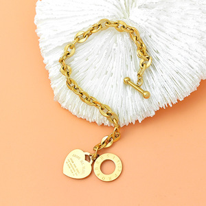 สร้อยข้อมือรูปหัวใจสลักอักษรแบบกำหนดเอง ทำจากสแตนเลสสตีลชุบทอง 18K PVD |   ตัวล็อคแบบ OT Toggle |   ของขวัญกันน้ำสุดโรแมนติกสำหรับเธอ - Product Image 4