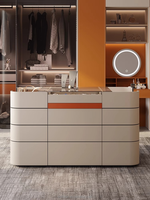 Îlot de dressing moderne avec étagère vitrée et unité de rangement centrale pour l'organisation de la chambre et de la vestiaire