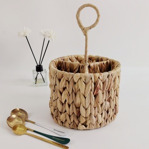 Panier de rangement rond Bobai en paille tressée fait main avec poignée pour l'organisation de bureau et une utilisation sur le bureau - Product Image 2