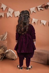Kurta de terciopelo con bordados de motivos étnicos y trabajo de espejo estilo imperio para niñas Titrit con pantalones Dhoti - Product Image 1