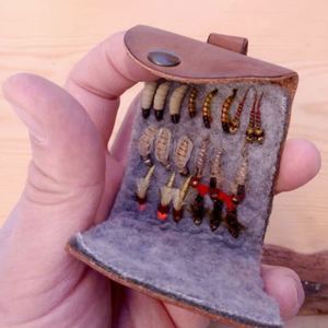 Pochette de pêche à la mouche en cuir PU de qualité supérieure, mini boîte à mouches portable avec doublure en laine, support de rangement pour leurres de pêche pour pêcheurs - Product Image 1