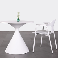 Table de patio extérieure moderne et créative, imperméable et résistante au soleil, avec construction en fer et en PP, pour balcon, café, boutique, bar