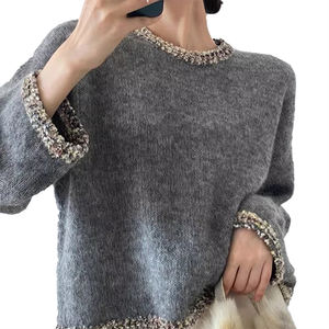 เสื้อสเวตเตอร์คอวีลายดอกไม้แบบนิช ดีไซน์ลำลองสำหรับผู้หญิง สไตล์ฤดูใบไม้ร่วง เสื้อคลุมตัวนอกแบบปกติ เนื้อผ้านุ่ม โลโก้ด้านหน้า - Product Image 1