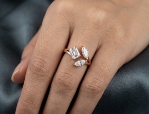 Anillo de compromiso Toi et Moi con diseño personalizado de esmeraldas y corte marquesa, elaborado en laboratorio, con acabado en oro rosa de 10K y múltiples piedras para mujer - Product Image 1