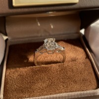 Bague de fiançailles classique en or blanc massif 18 carats avec diamant de laboratoire taille radiant E VVS certifié IGI pour femme
