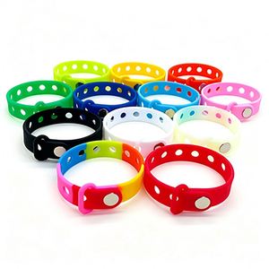 Bracelets en silicone ajustables avec logo personnalisable pour charms de sabots Jibbitz, cadeaux de fête, accessoires quotidiens pour garçons, filles et romantiques - Product Image 1