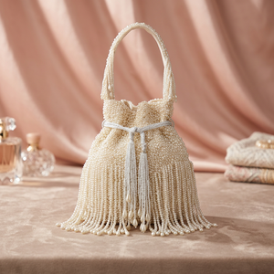 Sac seau tendance fait main en daim blanc orné de perles avec franges et bandoulière à pompons pour soirées et événements - Product Image 3