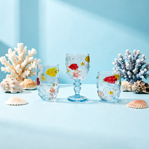 Gobelet en verre bleu peint à la main avec motif de poissons tropicaux, verres à vin colorés avec motif de monde sous-marin en relief pour les fêtes au bord de la piscine - Product Image 1