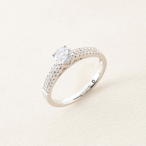 <span class=keywords><strong>Bague</strong></span> pour femme plaquée <span class=keywords><strong>or</strong></span> <span class=keywords><strong>18</strong></span> <span class=keywords><strong>carats</strong></span> avec pierre précieuse blanche taillée en cercle brillant et deux rangées de diamants - Product Image 1