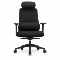Chaise de bureau exécutive noire avec dossier haut rembourré, appui-tête, accoudoirs et base à cinq étoiles sur roulettes pour espaces de travail professionnels quotidiens