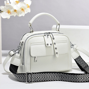 กระเป๋าสะพายไหล่ผู้หญิงแบบมีซิปหลายช่อง ดีไซน์ทันสมัย จุของได้เยอะ เหมาะสำหรับเดินทาง  สายสะพายกว้าง  สวยหรู - Product Image 3