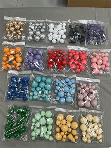 Paquete de 20 Bolas Decorativas de Diferentes Tamaños (2, 2.5, 3, 4 cm) en Dorado, Plateado, Rosa y Azul para Decoración de Pasteles de Cumpleaños - Product Image 3